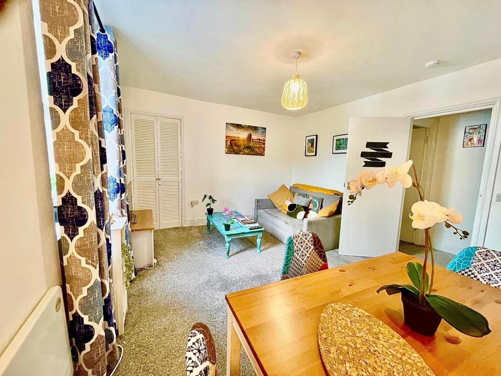 Cosy Authentic Flat In The Heart Of غالاشيلز المظهر الخارجي الصورة